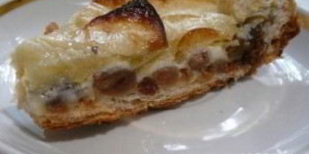 торт на сковороде с яблоками и изюмом