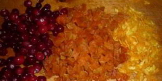 торт новогоднее полено с клюквой