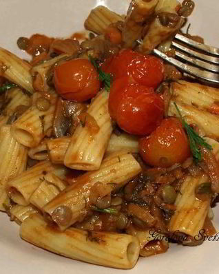 Тортильони в чечевично-томатном соусе