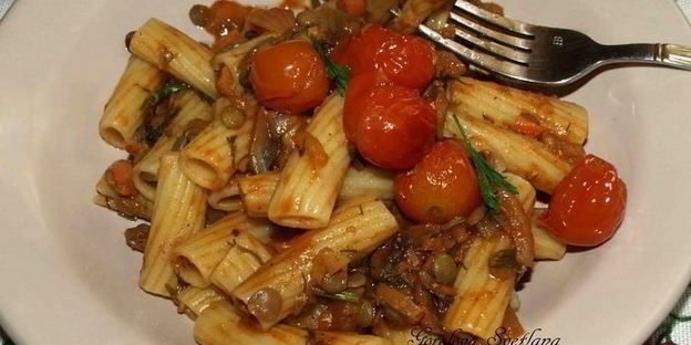 тортильони в чечевично-томатном соусе