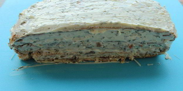 закусочный бисквитный торт с лисичками, творожным кремом и сыром джюгас