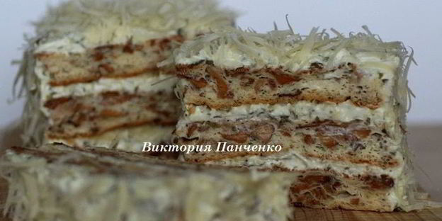 закусочный бисквитный торт с лисичками, творожным кремом и сыром джюгас
