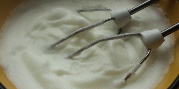 закусочный бисквитный торт с лисичками, творожным кремом и сыром джюгас