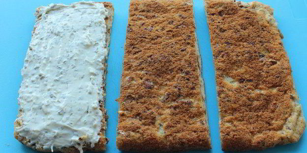 закусочный бисквитный торт с лисичками, творожным кремом и сыром джюгас