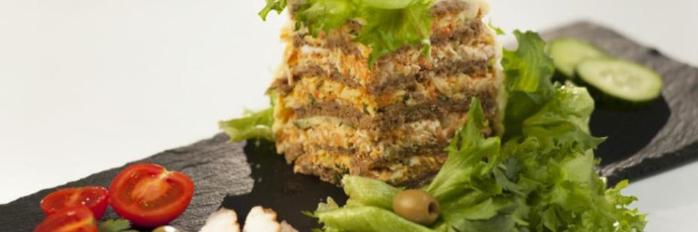 Закусочный торт с копченой курицей