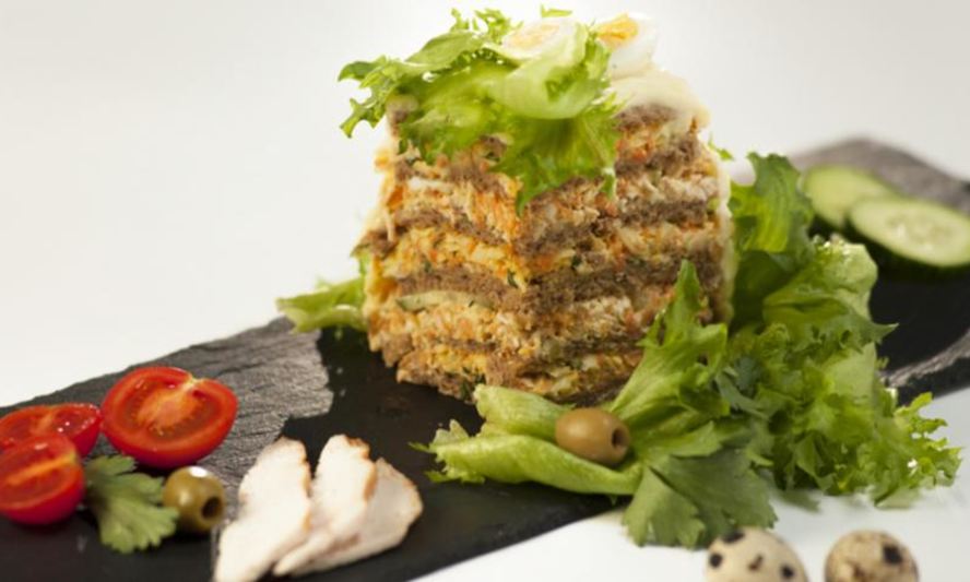 Рецепт закусочного торта с копченой курицей