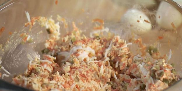 закусочный торт с копченой курицей