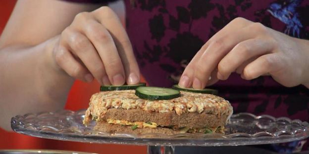 закусочный торт с копченой курицей