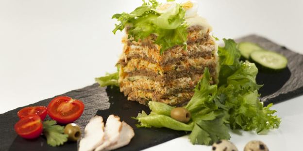 закусочный торт с копченой курицей