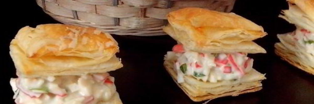 Закусочные слойки с крабовым мясом, сливочным сыром и зеленью