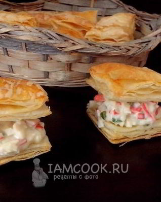 Закусочные слойки с крабовым мясом, сливочным сыром и зеленью