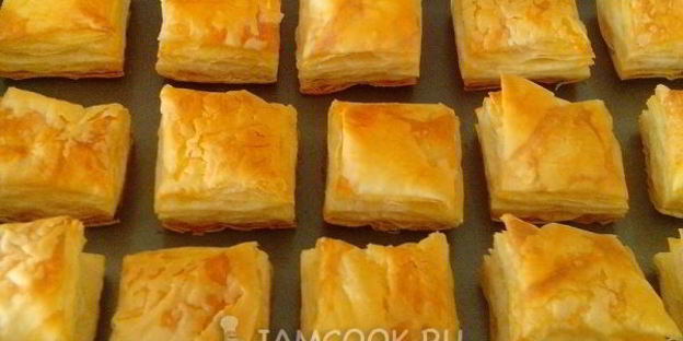 закусочные слойки с крабовым мясом, сливочным сыром и зеленью