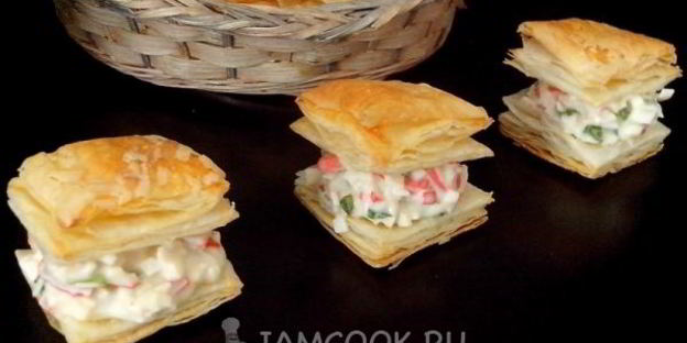 закусочные слойки с крабовым мясом, сливочным сыром и зеленью