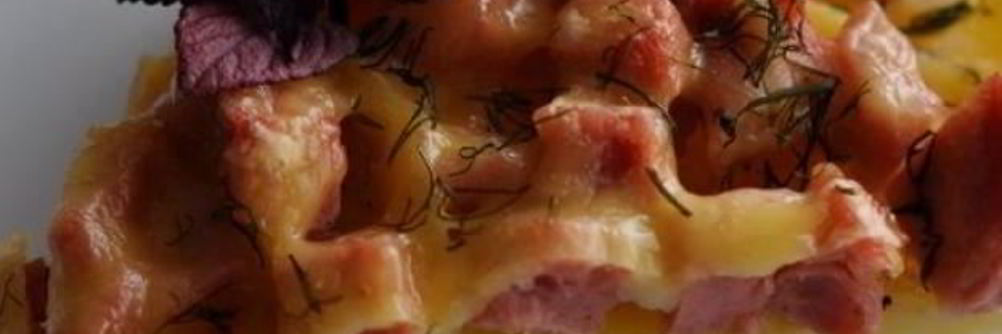 Картофельная запеканка с колбасой