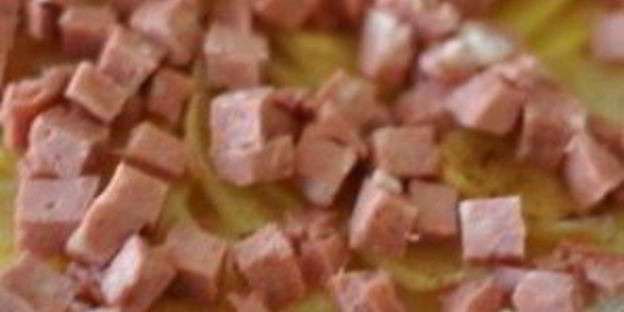 картофельная запеканка с колбасой