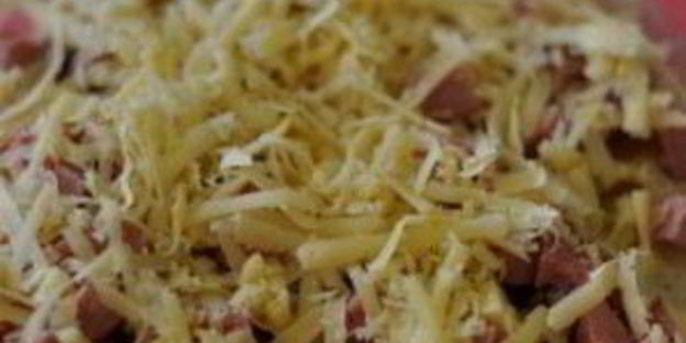 картофельная запеканка с колбасой