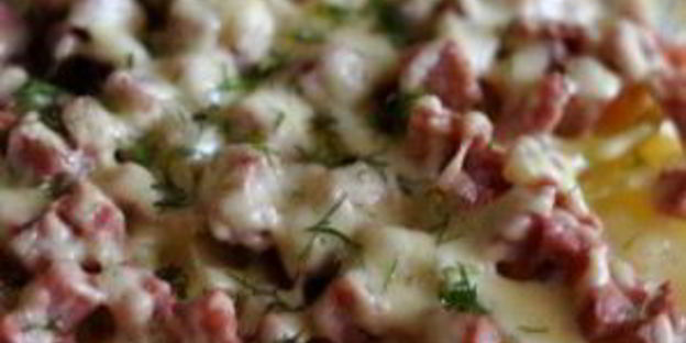 картофельная запеканка с колбасой