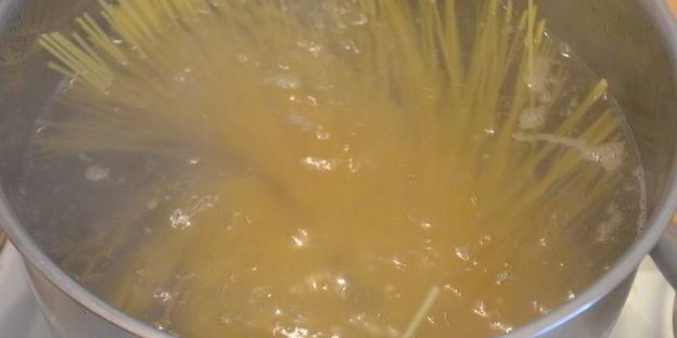 куриная запеканка из спагетти под корочкой из сыра джюгас