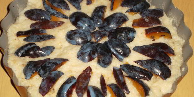 сладкая запеканка с яблоками и сливами