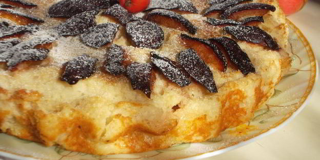 сладкая запеканка с яблоками и сливами