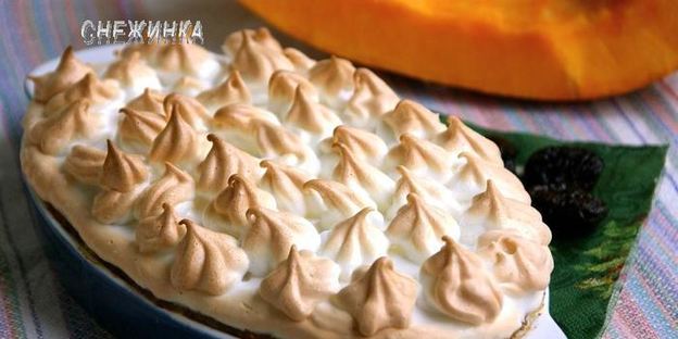 трехслойная творожно-тыквенная запеканка с черносливом