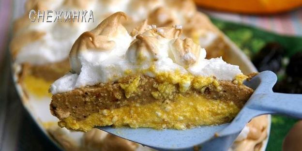 трехслойная творожно-тыквенная запеканка с черносливом