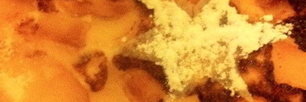 Творожная запеканка с яблоками и изюмом