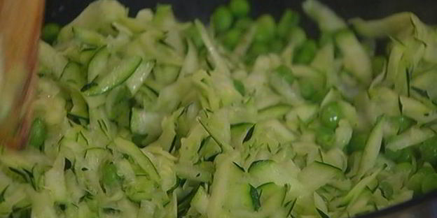 запеканка из макарон с горошком, цукини и творогом