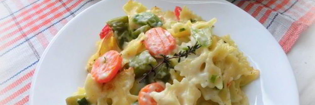Запеканка из макарон с овощами и белым соусом