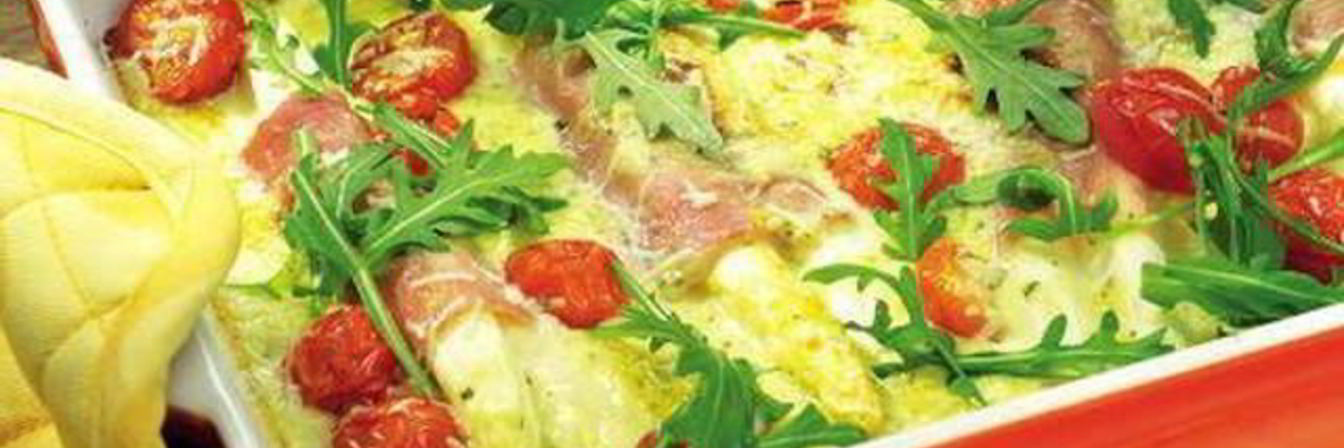 Запеканка из спаржи с помидорами и руколой