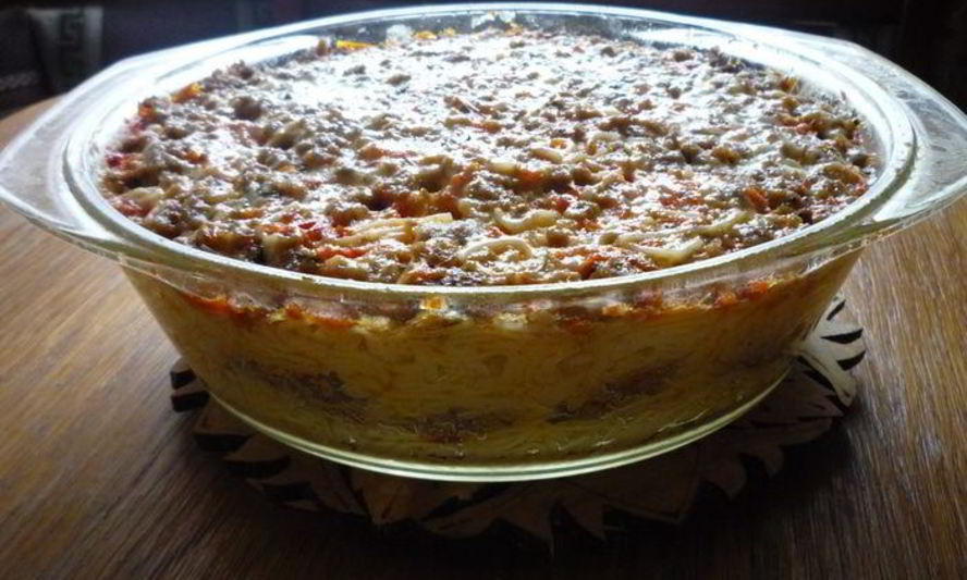 Рецепт запеканки с ароматным мясом и паутинкой