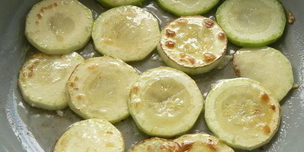 запеканка с фетучини, кабачками и курицей