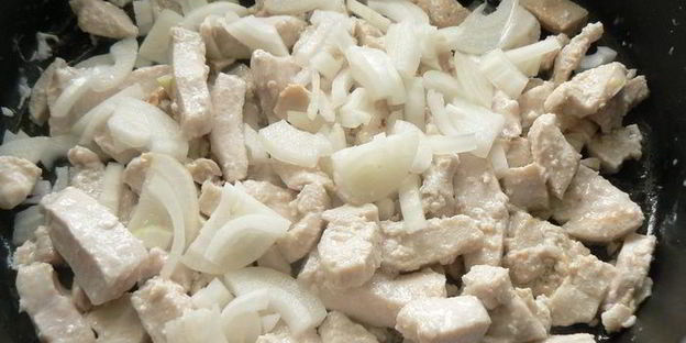 запеканка с фетучини, кабачками и курицей