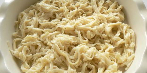 запеканка с фетучини, кабачками и курицей