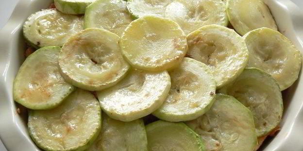 запеканка с фетучини, кабачками и курицей