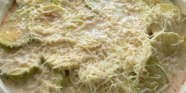 запеканка с фетучини, кабачками и курицей