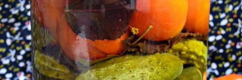 Ассорти из огурцов и помидоров с базиликом на зиму