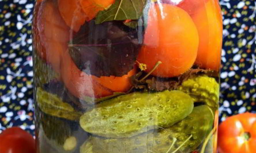 Рецепт ассорти из огурцов и помидоров с базиликом на зиму