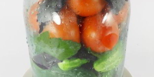 ассорти из огурцов и помидоров с базиликом на зиму