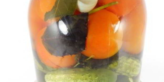 ассорти из огурцов и помидоров с базиликом на зиму