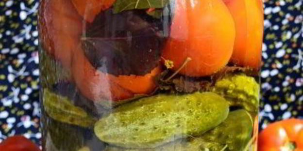 ассорти из огурцов и помидоров с базиликом на зиму