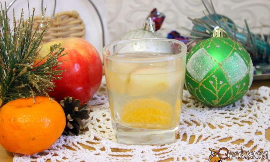 Рецепт ароматного компота из яблок и мандаринов