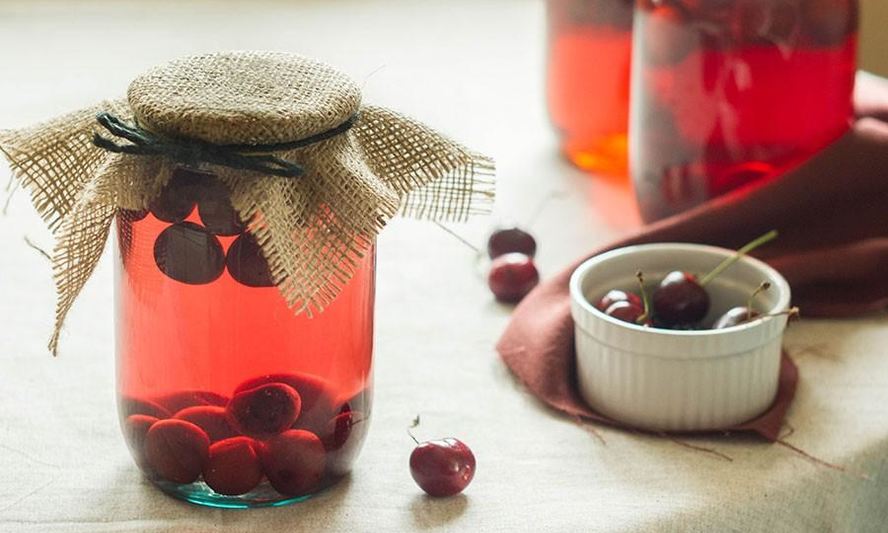 Рецепт компота из черешни с косточками на зиму