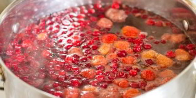 компот из клубники и клюквы