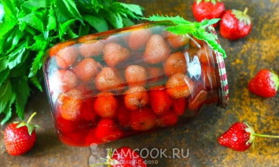 Рецепт компота из клубники с мятой на зиму