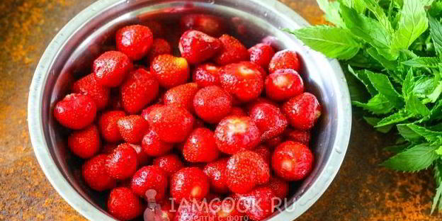 компот из клубники с мятой на зиму
