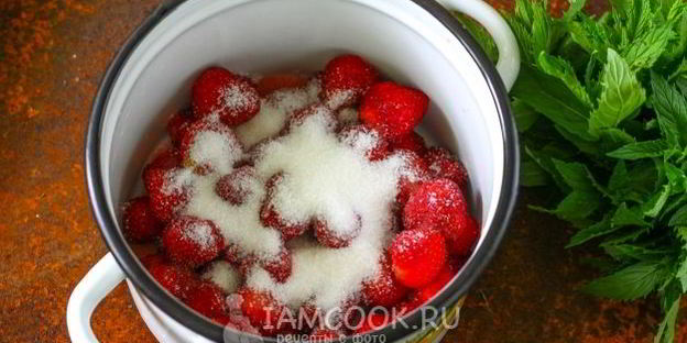 компот из клубники с мятой на зиму