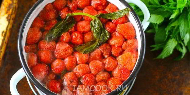 компот из клубники с мятой на зиму