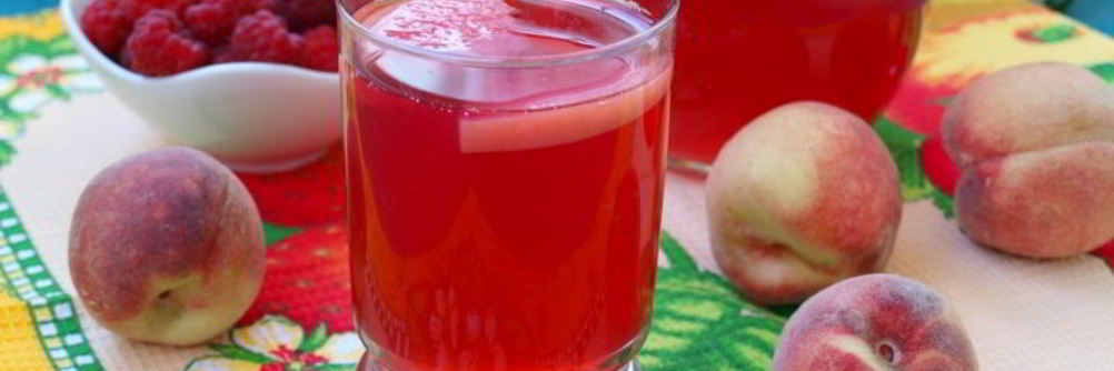 Компот из персиков, яблок и малины с мелиссой