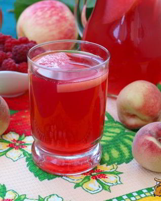 Компот из персиков, яблок и малины с мелиссой